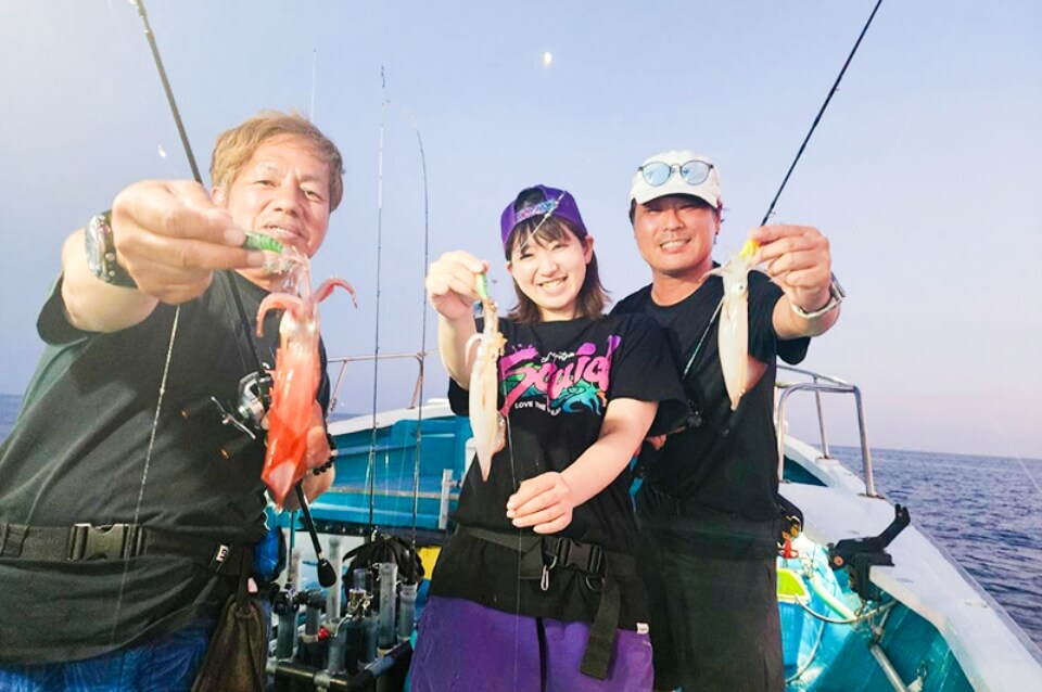 船上でピースサインをする2人の子ども