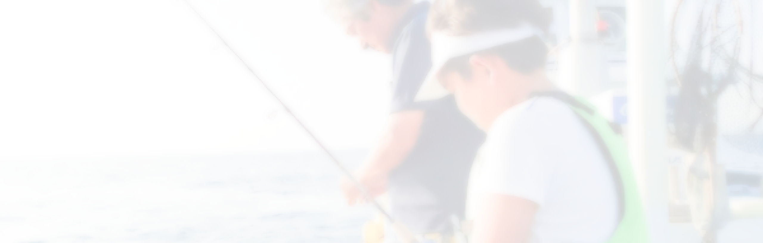 船上から釣りをする子ども