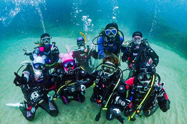 ダイビングをして水中での集合写真