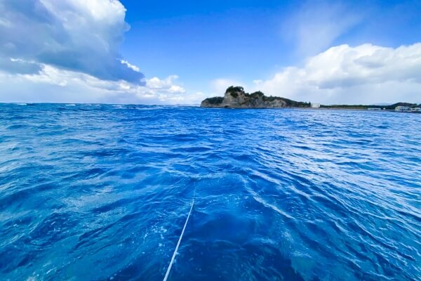 ダイビングポイントへ向かう船の上の写真