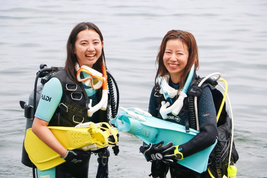 カメラに向かって笑顔を見せる女性2人組の写真