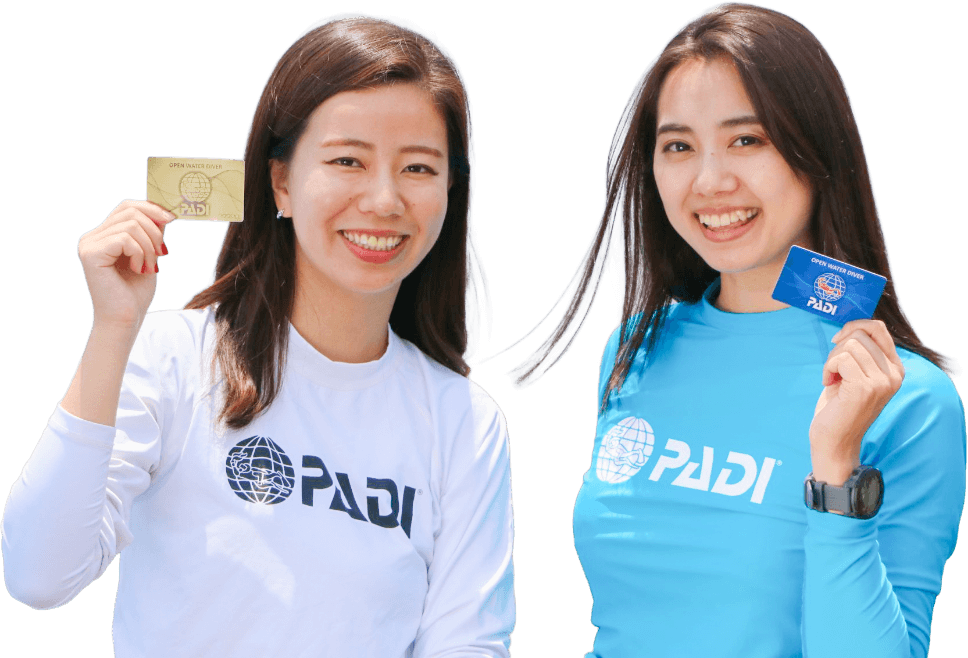 cカードを持って微笑む女性2人組