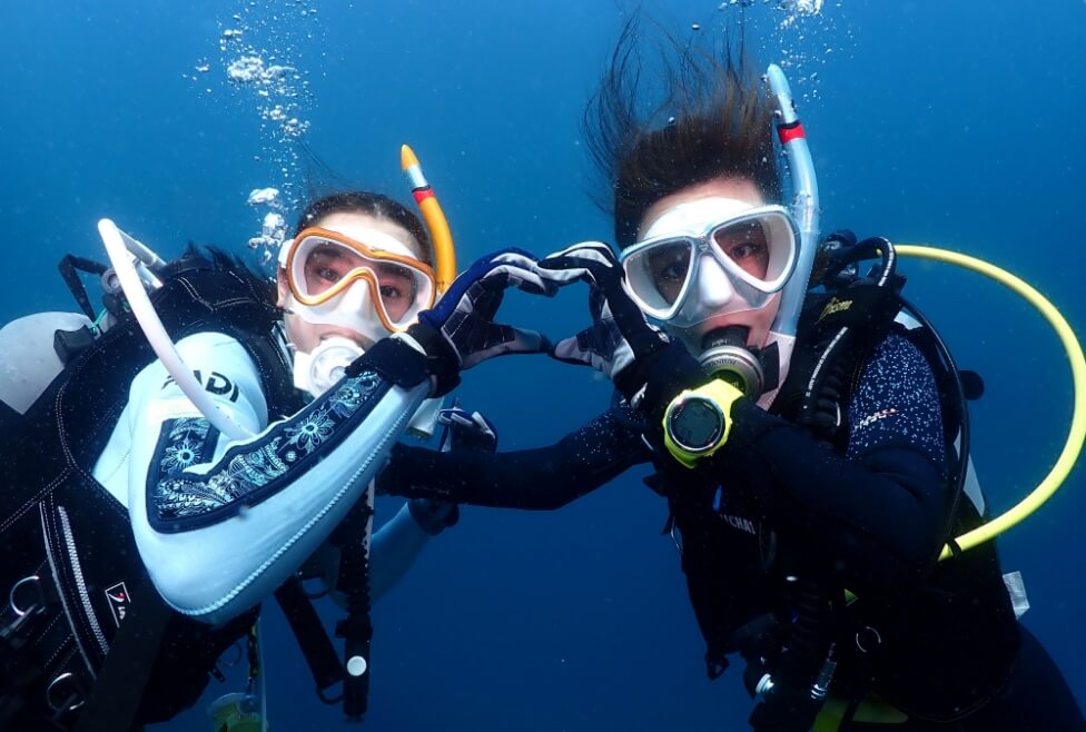 水中でポーズをとる女性2人組