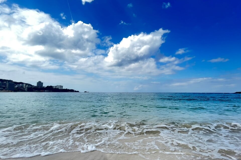 シュノーケリングをする海の写真