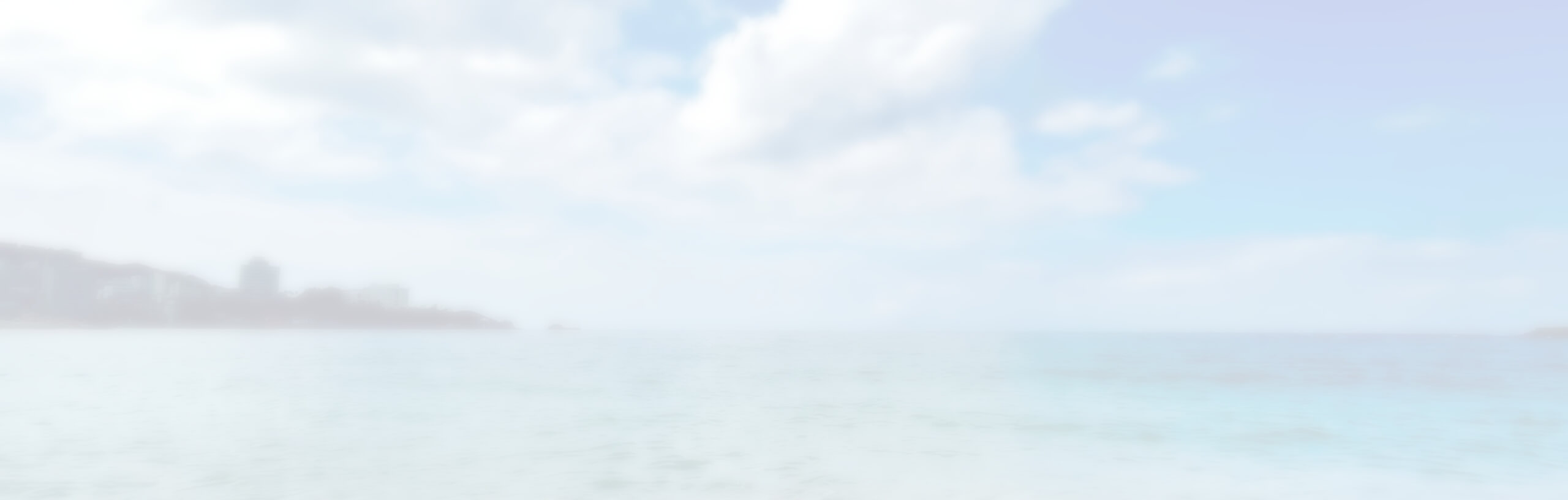 体験アクティビティができる海の写真