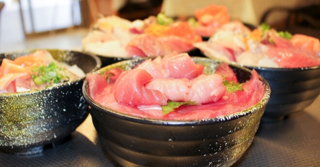 フィッシュマーケットで食べれる海鮮丼の写真