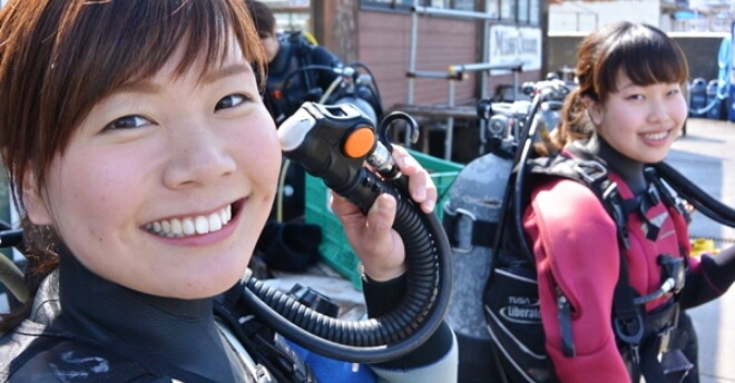 体験ダイビング前に楽しそうな方の写真