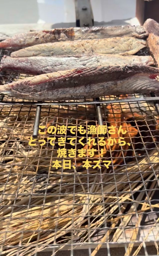 土日限定・香ばしさ広がる「カツオ藁焼き」